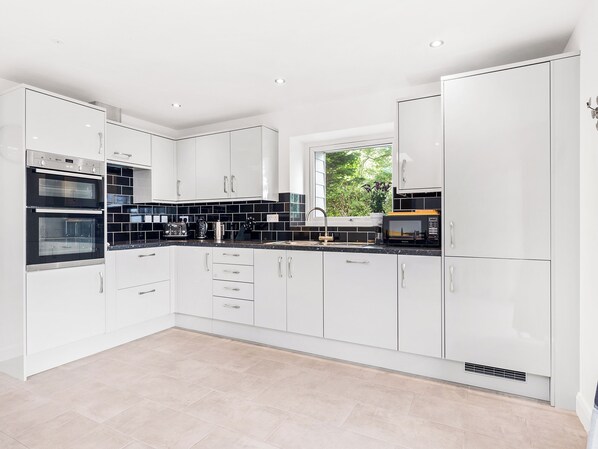 食器洗い機、ハイチェア、冷凍庫