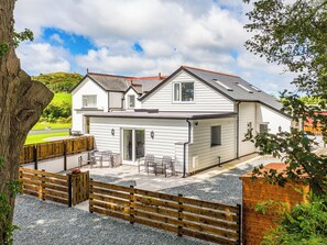 Exterior - 2 bedroom accommodation in Pwlheli (Pwlheli)