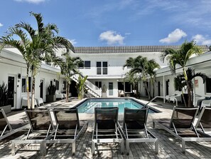 Alberca al aire libre y alberca climatizada