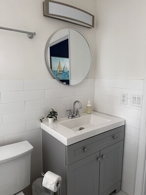 Tina con regadera, secadora de cabello, toallas, jabón 