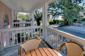 Property grounds - Upper Lvl Condo, Steps to Beach, Walk to Village! (saint simons island)