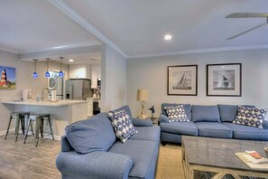 TV - Upper Lvl Condo, Steps to Beach, Walk to Village! (saint simons island)