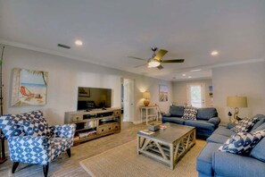 TV - Upper Lvl Condo, Steps to Beach, Walk to Village! (saint simons island)
