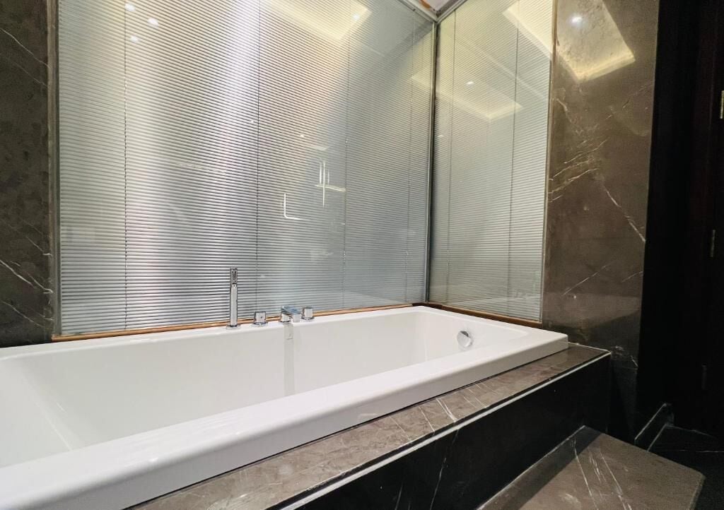 Lyxig studiosvit - badkar | Sängtillbehör av högsta kvalitet, duntäcken och bäddmadrasser