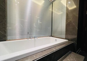 Luksus-studiosuite, badekar | Sengetøy av topp kvalitet, dundyner og senger med overmadrass