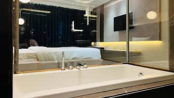 Luxury Studio Suite, Bathtub | Premium bedding, down comforters, pillowtop beds, in-room safe