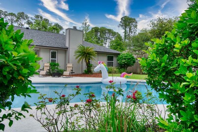  Heated Pool Oasis! 4bd/2ba, Arcades & Ping Pong!