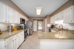 Fridge, microwave, oven, stovetop - Private Heated Pool • Arcades • Sleeps 10 • Quiet Jacksonville Retreat (Jacksonville)
