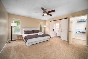 3 bedrooms, desk, iron/ironing board, free WiFi