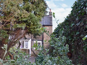 Property grounds - This 18th-century cottage is on the edge of the Peak District. (Dore, near Sheffield)
