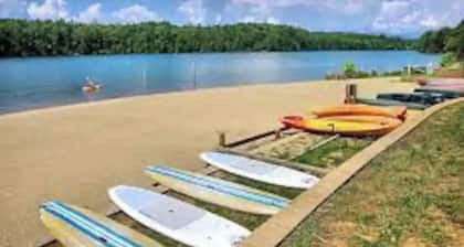 Woodsy cottage next to Lake James