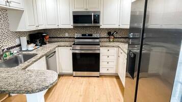 Lemari es, microwave, oven, dan kompor