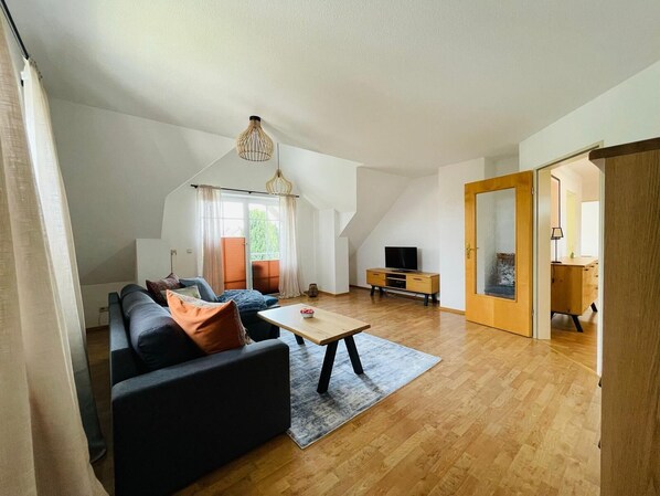 Smart TV - Sunny vacation apartment with balcony near Augsburg (Ettringen Siebnach)