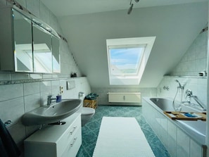 Bathtub, hair dryer, towels, soap - Sunny vacation apartment with balcony near Augsburg (Ettringen Siebnach)