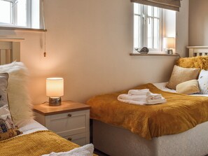 2 bedrooms, free WiFi, bed sheets - 2 bedroom accommodation in Filey (Filey)