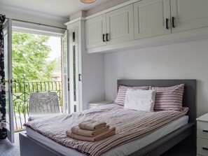 3 bedrooms, free WiFi, bed sheets