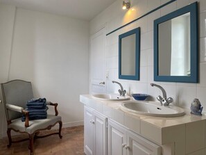 Bathroom - Domaine de Bel Ebat (Paucourt)