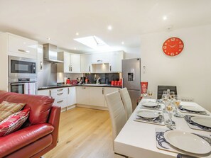 Dishwasher, high chair - Cobble Cottage - UK38973 (Whitby)