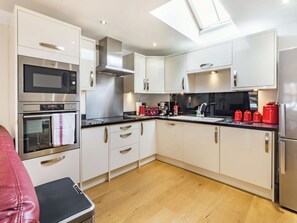 Dishwasher, highchair - Cobble Cottage - UK38973 (Whitby)