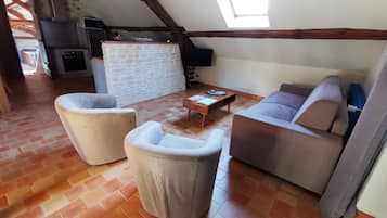 Televisión, reproductor de DVD, tenis de mesa y estéreo