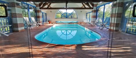 Innendørsbasseng og et oppvarmet basseng