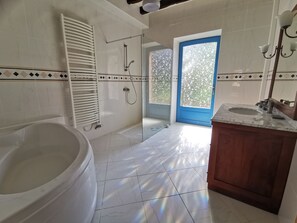 Ensemble douche/baignoire, sèche-cheveux, serviettes fournies