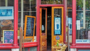 Ein Café mit Holztür und Kreidetafel.