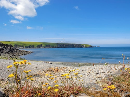 A modern holiday cottage in Mathry, Pembrokeshire, where pets are welcome.