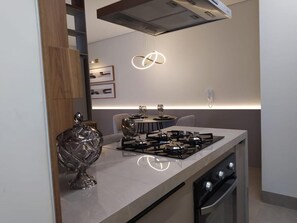 Kühlschrank, Mikrowelle, Ofen, Herdplatte