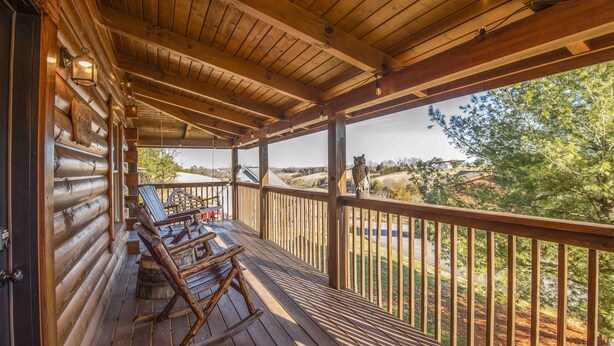 A wooden deck with rocking chairs and a view of the surrounding landscape. - 3 Kings / Deck / Fireplace / 100Mbps / Games Games/ Parking/ Dollywood 5mi (Sevierville)
