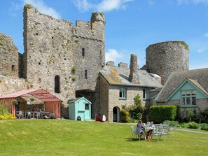 Outdoor dining - 4 bedroom accommodation in Manorbier (Manorbier)