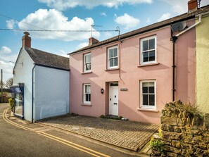 Exterior - 4 bedroom accommodation in Manorbier (Manorbier)