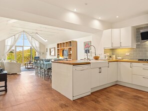 Dishwasher, highchair - 4 bedroom accommodation in Manorbier (Manorbier)