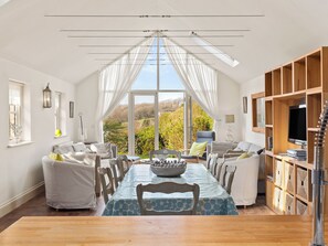 Living area - 4 bedroom accommodation in Manorbier (Manorbier)