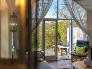 TV - 4 bedroom accommodation in Manorbier (Manorbier)