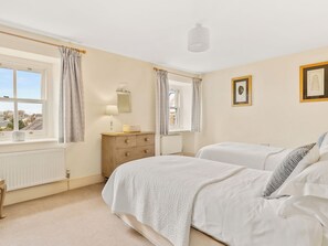 4 bedrooms, free WiFi, bed sheets - 4 bedroom accommodation in Manorbier (Manorbier)