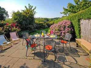 Outdoor dining - 4 bedroom accommodation in Manorbier (Manorbier)