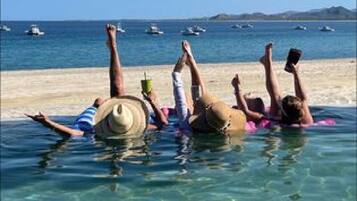 Beach nearby, sun loungers, beach towels