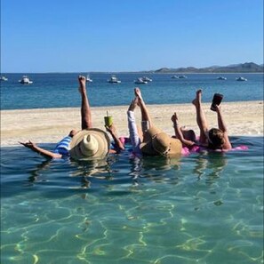 Ubicación cercana a la playa, tumbonas y toallas de playa