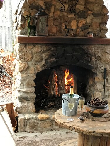 Relaxing 3B Log Home-15 min walk to the Black River!