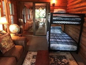 3 bedrooms, iron/ironing board, free WiFi, bed sheets - Relaxing 3B Log Home-15 min walk to the Black River! (Annapolis)