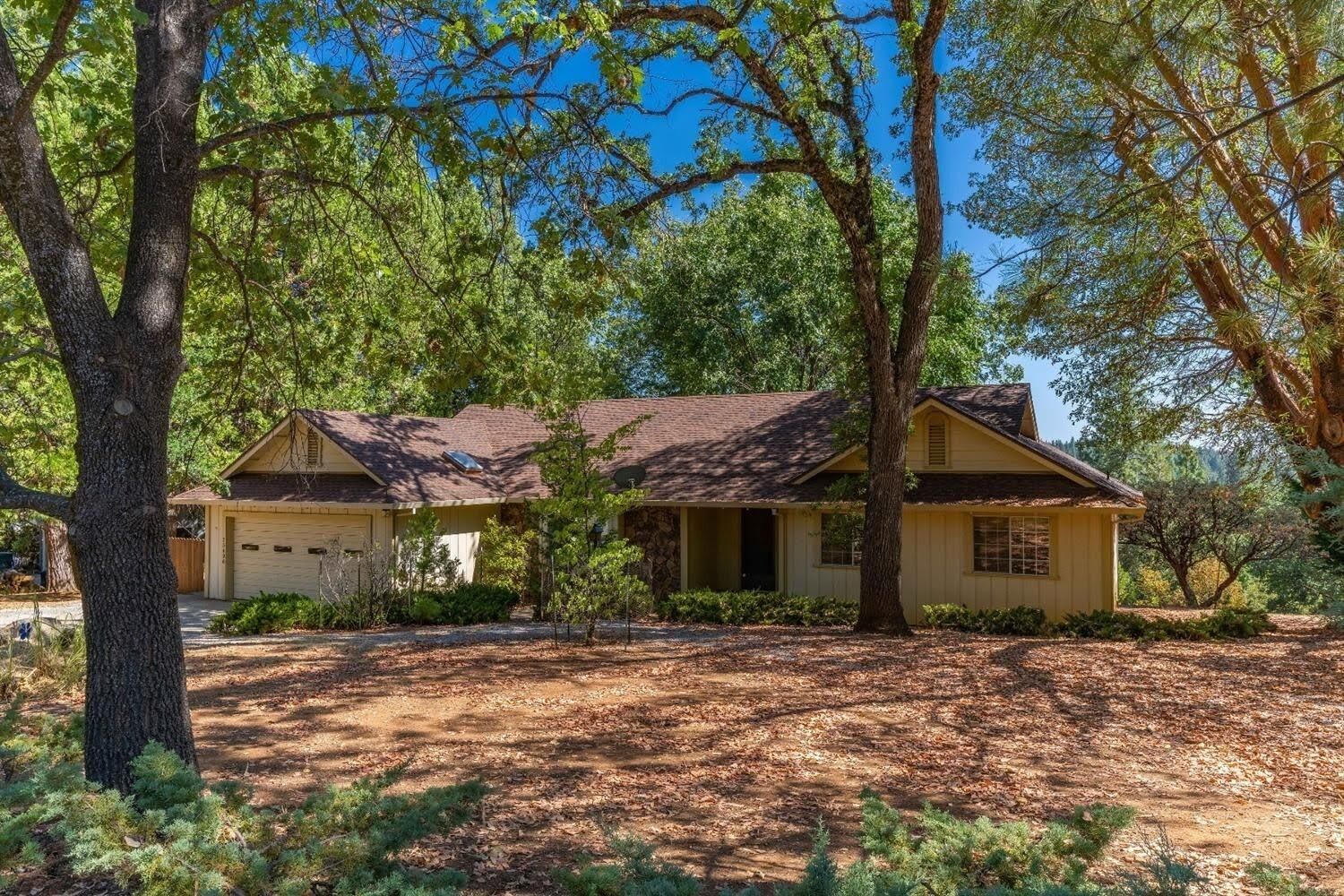 Sierra Foothills Getaway - beautiful deck & views!