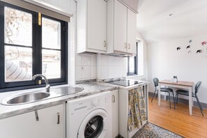 Mikrobølgeovn, kaffetrakter/tekoker og brødrister