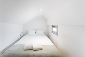 1 chambre, bureau, fer et planche à repasser, accès Internet