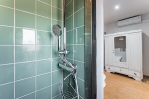Shower, hair dryer, towels - GuestReady - Modern Comfort in Downtown (Porto)