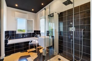 Ensemble baignoire-douche, séchoir à cheveux, serviettes fournies