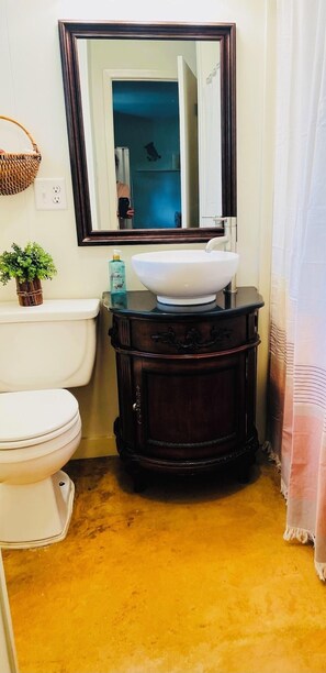 Combined shower/tub, towels, soap, toilet paper