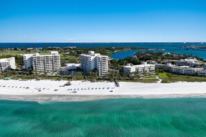On the beach - Updated Beachfront Condo at Prestigious Long Boat Key Resort (Longboat Key)