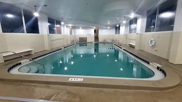 Una piscina techada, una piscina al aire libre