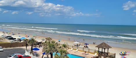 Plage, chaises longues, serviettes de plage